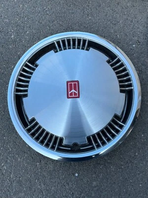 1991 - 1992 年 Oldsmobile 88 98 轮毂盖全新 1 件 15 英寸零件 # 25550334 — 第 1/4 张图片