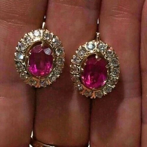 Pendientes colgantes y con halo de rubí rojo ovalado creados en laboratorio de 4 quilates acabado en oro amarillo de 14 quilates Foto 1 de 4