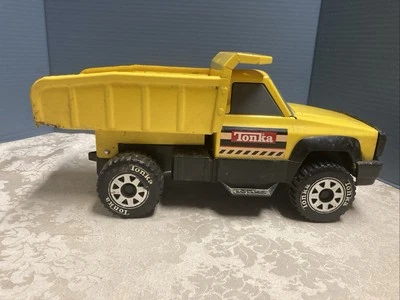 Camión de volteo Tonka Hasbro 2012 de metal y plástico 13,5"" amarillo y negro usado  Foto 1 de 4