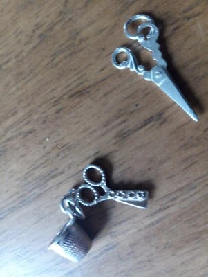 2 charms / ciondoli in argento, ditale e forbici da cucito - Immagine 1 di 3