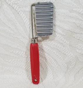 DE COLECCIÓN CORTADOR DE ARRUGAS VEGETALES REBANADOR DE PATATAS MANGO DE BAQUELITA ROJO - Imagen 1 de 13