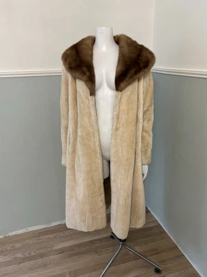 abrigo de piel blanco largo Foto 1 de 4