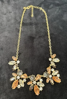 Collar Banana Republic Floral Cristal Distintivo Gris Melocotón Tono Dorado Foto 1 de 4