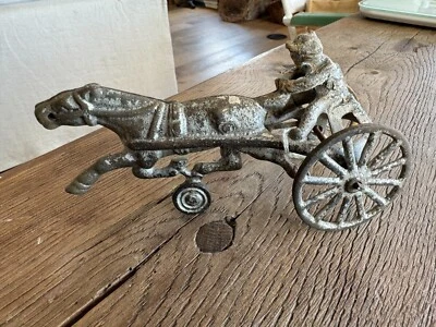 Jouet ancien vintage en fonte jockey sur sulki tiré par cheval  15 CM - Photo 1/4