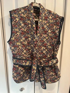 NUEVO SIN ETIQUETAS $98 BLANKNYC Chaleco Acolchado Floral Envolvente con Cinturón Talla Pequeña - Imagen 1 de 7