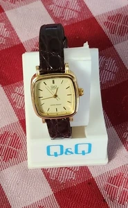 Q&Q RELOJ PULSERA ANALÓGICO ESFERA DORADA CORREA DE CUERO NEGRO PARA HOMBRE. EN CAJA NECESITA BATERÍA - Imagen 1 de 6
