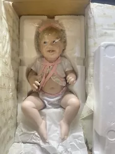 Muñeca bebé de porcelana Ashton Drake Galleries 1993 linda como botón 14" niña riendo - Imagen 1 de 15