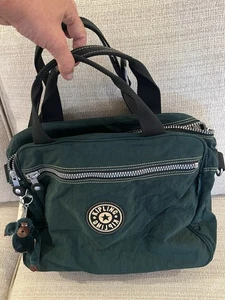 Borsa da imbarco Tumi nuova con etichette Kipling in nylon verde e ciondolo Patricia The Monkey - Foto 1 di 11