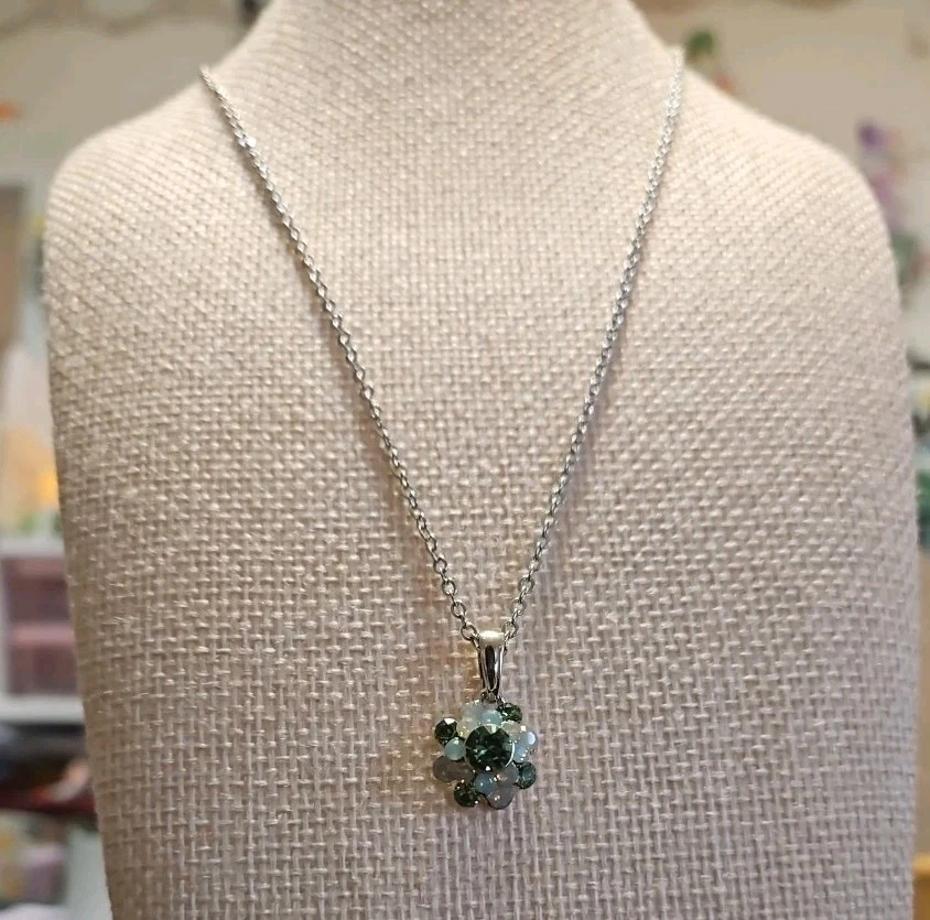 LIA SOPHIA DELICADA Flor COLLAR Colgante Retirado Verde Nuevo con Etiquetas Flores NUEVO Foto 1 de 4