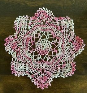 NEU Vintage handgehäkeltes Deckchen 10" bunt rosa und creme - Bild 1 von 3