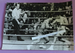 25 06 1973 PHOTO DE PRESSE BOXE SHIBATA KUNIEKI  VAINQUEUR DE VICTOR ECHERARAY   - Picture 1 of 2