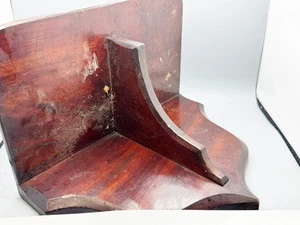 SCAFFALE VINTAGE IN LEGNO MASSELLO DA PARETE SCAFFALE A FORMA DI SCUDO ESPOSITORE STAFFA SCAFFALE - Foto 1 di 8