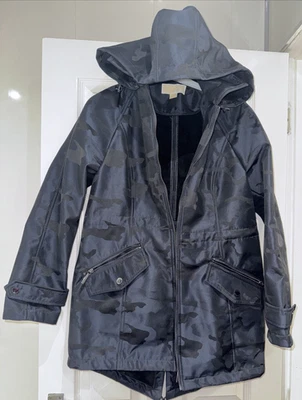 Abrigo Michael Kors Gris Talla XL Con Capucha Bolsillos con Cinturón Camuflaje Azul Foto 1 de 4