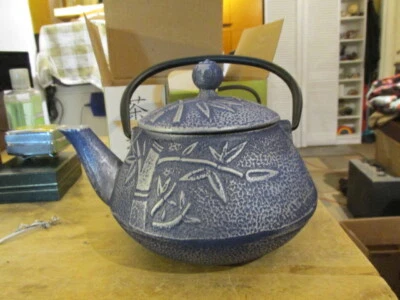 Tetera japonesa de hierro fundido Tetsubin con infusor de acero inoxidable azul con caja Foto 1 de 2