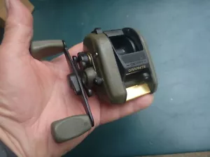 Mulinello da Pesca Daiwa HT1000FMagforce Esca Cast RH Recupero con Pulsante Flippin' Giappone - Foto 1 di 11