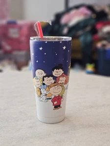 VASO DE NAVIDAD PEANUTS CHARLIE BROWN SNOOPY AND THE GANG 24OZ. Con tapa y pajita - Imagen 1 de 5