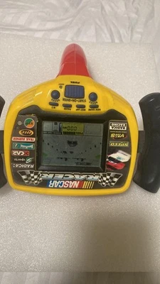 Портативная электронная гоночная игра Radica NASCAR Racer с жидкокристаллическим дисплеем протестирована работает  - Изображение 1 из 4
