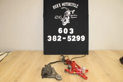 10 JUEGO TRASERO DERECHO YAMAHA YZF R1 JUEGO ESTRIBA CONDUCTOR REPOSAPIÉS TOPE PINZA TRASERA  Foto 1 de 4