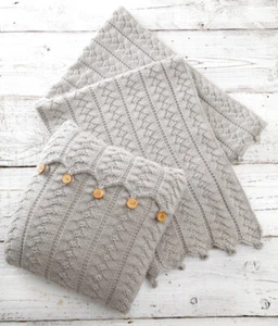 UKHKA 160 Kissen & Decke Strickmuster in Aran Gewichtsgarn - Bild 1 von 3