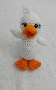 Handarbeit gehäkelte Ente Plüsch weiß orange Stofftier Osterkorb Spielzeug - Bild 1 von 9