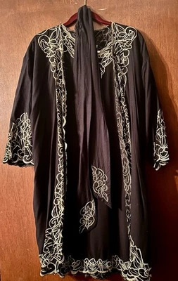 Винтажная рабочая туника ручной работы с изумрудом на Бали 80-х годов черная с золотой огранкой «все размеры» - Изображение 1 из 4