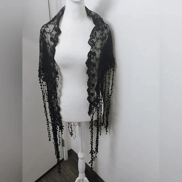 Mantón largo de encaje con flecos Pat Dahnke en negro Foto 1 de 3