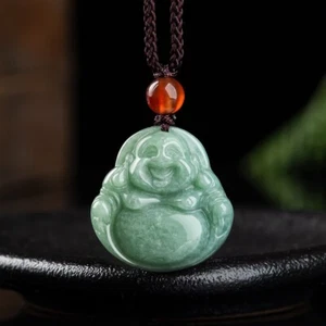 Collana con ciondolo Buddha sorriso giada verde birmano intagliato autentico - Foto 1 di 5