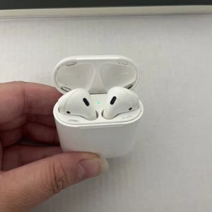 Apple AirPods 2ème génération avec étui de charge - Airpod gauche plus silencieux - Photo 1 sur 3