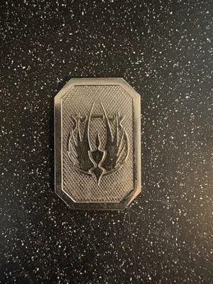 Serie de TV Battlestar Galactica Silver Cubit utilería original Foto 1 de 2