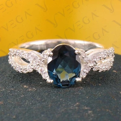 Anillo enchapado en oro blanco de 18 quilates con topacio natural y diamante talla ovalada de 3,60 quilates Foto 1 de 4