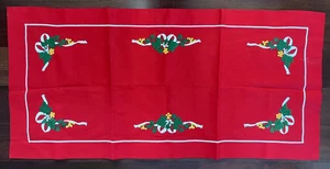 Corredor de mesa festivo de Navidad de algodón rojo con bayas de acebo bordadas 18x38 - Imagen 1 de 3