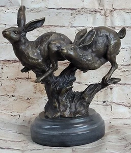 Decoración de escultura de bronce macizo genuino de dos conejos persiguiéndose unos a otros - Imagen 1 de 10