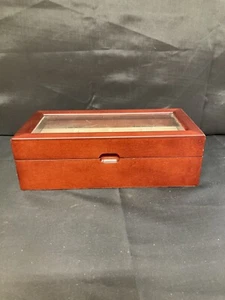 Holzbox mit vier Uhrenhaltern und Glasdeckel für Uhren an abnehmbaren Manschetten - Bild 1 von 11
