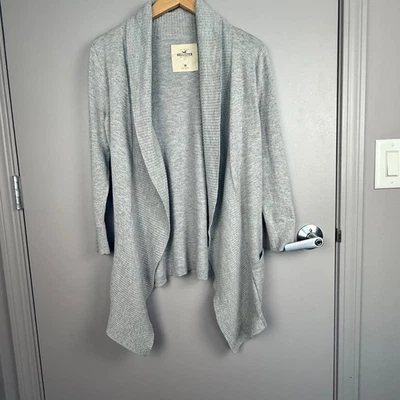 Cárdigan suéter Hollister gris acanalado frente abierto mediano para mujer Foto 1 de 4