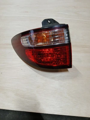 LUZ FRENO TRASERO IZQUIERDO TOYOTA PREVIA LADO PASAJERO 2001-2004 Foto 1 de 4