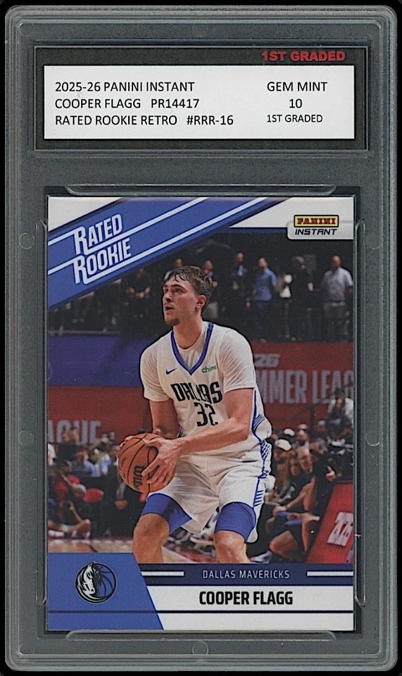 Tarjeta de novato Cooper Flagg 2025 Panini instantánea retro clasificación Mavericks primer grado 10 Foto 1 de 1
