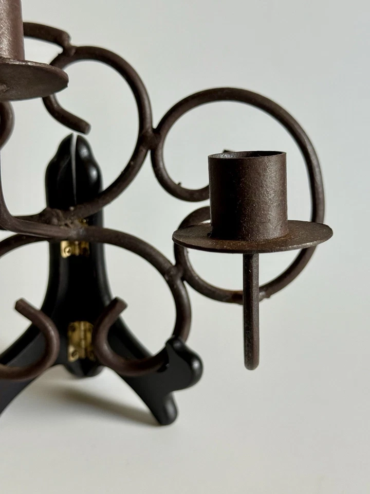Aplique de pared de hierro forjado vintage - Portavelas de 3 cónicos - Diseño de pergamino rústico - Usado en excelente estado Foto 1 de 4