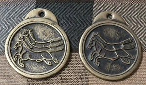 Vintage Paar koreanische Mapae Messing Pferde Warrants Medaillons (2 und 3 Pferde)  - Bild 1 von 10