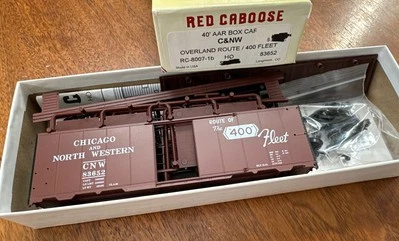 Red Caboose HO Kit #RC-80071b 40’ AAR Box Car C&NW Overland ‘400 Fleet’ 83652 NY - Image 1 of 4
