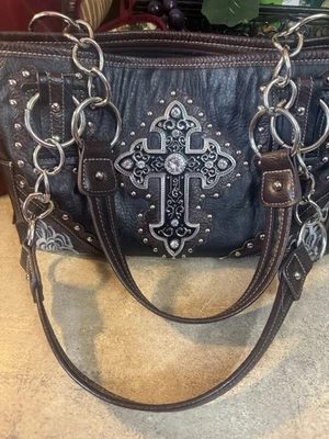 BOLSO DE HOMBRO CRISTIANO CON TACHUELAS CON PEDRERÍA CRUZADA PARA MUJER Foto 1 de 4