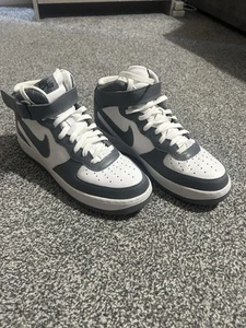 Nuovissime scarpe da ginnastica alte Nike Air Force 1, grigio/bianco, taglia UK 9 - Foto 1 di 5