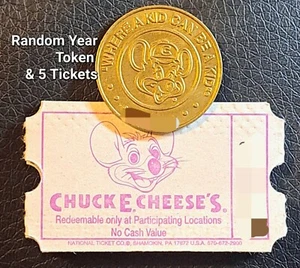 (1 Medaille (zufälliges Jahr) und 5 Spieltickets) Chuck E Cheese Sammlerstück Arcade - Bild 1 von 9