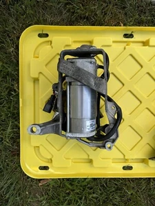 2009 Audi S8 Air Ride Suspension Pump - Picture 1 of 4