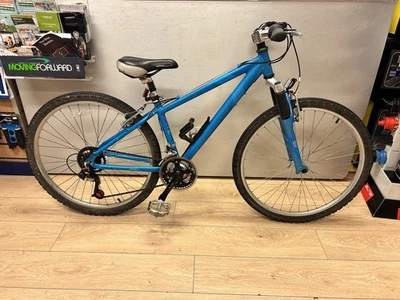 Bicicleta azul Apollo Charm 14" cuadro 26" ruedas MTB suspensión delantera mujer/niña usada Foto 1 de 4