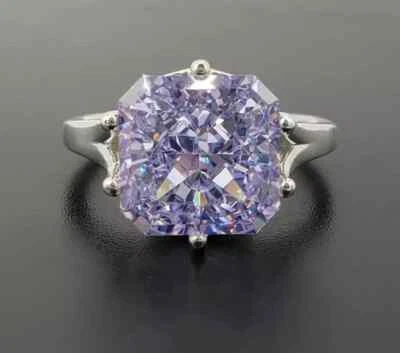 Anillo de compromiso de diamantes púrpura creado en laboratorio de corte radiante de 5 quilates chapado en oro blanco de 14 k Foto 1 de 4
