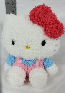 Mono Hello Kitty Peluche Sanrio Rosa Camisa Azul Esponjoso Clásico Lazo Rojo - Imagen 1 de 6