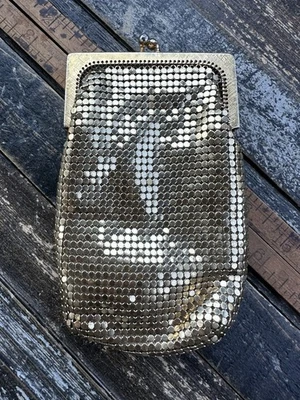 老式 60 年代 WHITING and DAVIS GOLD MESH CIGARETTE CASE 硬币钱包 5 英寸长 — 第 1/4 张图片