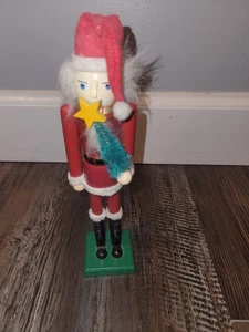 Estatuilla de Navidad Cascanueces de Papá Noel con árbol - Imagen 1 de 2