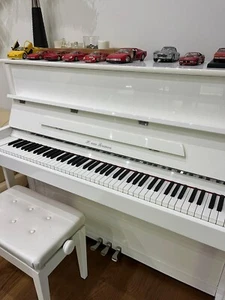 H. Van Bremen PIANO. Klavier mit Hocker. Weiß poliert, neuwertig - Bild 1 von 11