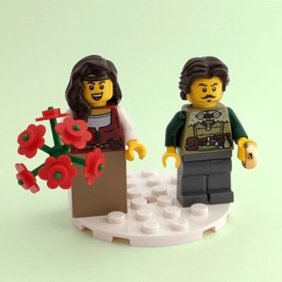 LEGO Medieval Bride & Groom Set with Bouquet, Wedding Ring and Baseplate - Image 1 of 4